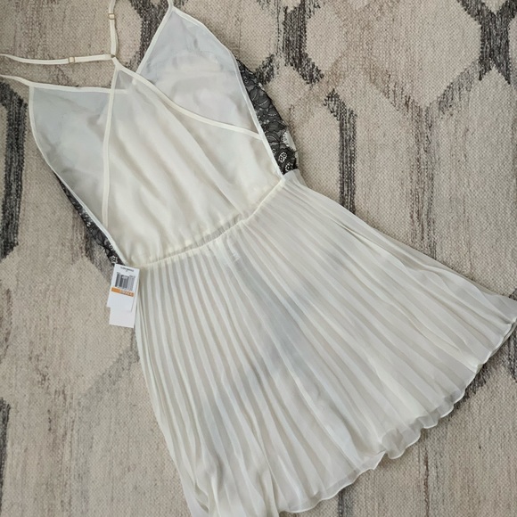 FLORA NIKROOZ WHITE PLEATED SLEEPWEAR - Picture 4 of 7